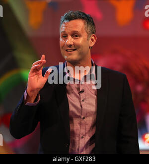 Adam Hills in studio durante una prova generale per la televisione mostra l'ultima tappa presso il Broadcast internazionale centro durante i Giochi Paralimpici 2016 a Rio. Foto Stock