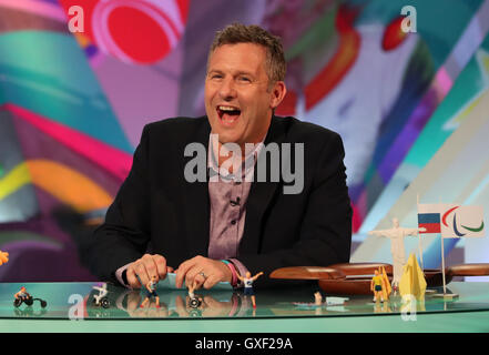 Adam Hills in studio durante una prova generale per la televisione mostra l'ultima tappa presso il Broadcast internazionale centro durante i Giochi Paralimpici 2016 a Rio. Foto Stock