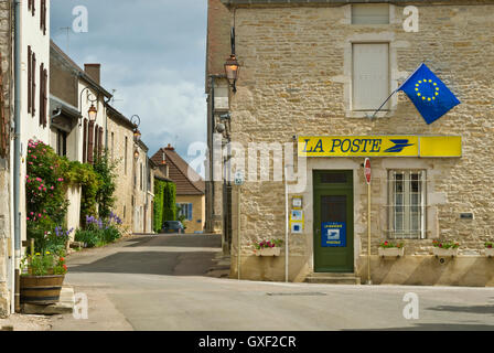 Ufficio postale nella tranquilla zona centrale Puligny-Montrachet battenti bandiera UE Borgogna Cote d'Or Francia Côte de Beaune Foto Stock