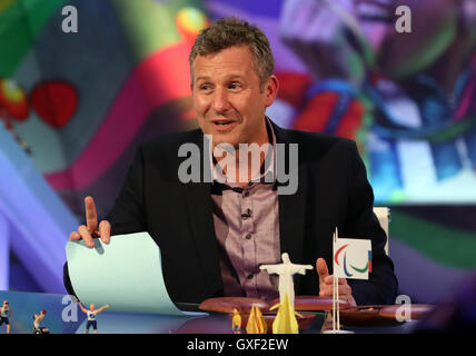 Adam Hills in studio durante una prova generale per la televisione mostra l'ultima tappa presso il Broadcast internazionale centro durante i Giochi Paralimpici 2016 a Rio. Foto Stock