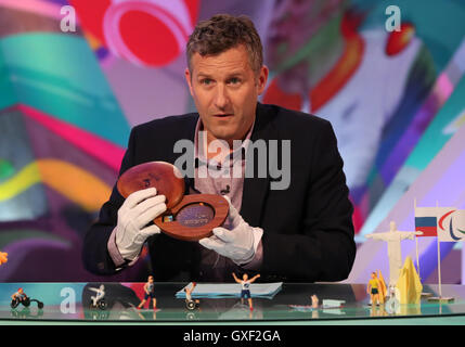 Adam Hills in studio durante una prova generale per la televisione mostra l'ultima tappa presso il Broadcast internazionale centro durante i Giochi Paralimpici 2016 a Rio. Foto Stock