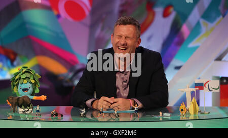 Adam Hills in studio durante una prova generale per la televisione mostra l'ultima tappa presso il Broadcast internazionale centro durante i Giochi Paralimpici 2016 a Rio. Foto Stock