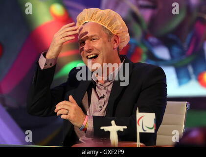 Adam Hills in studio durante una prova generale per la televisione mostra l'ultima tappa presso il Broadcast internazionale centro durante i Giochi Paralimpici 2016 a Rio. Foto Stock