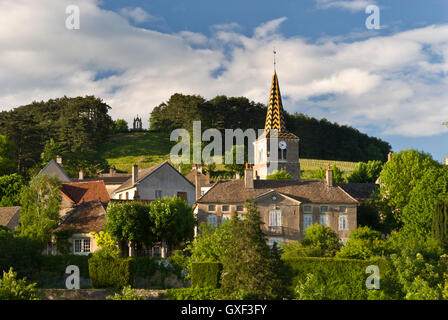 Sun impostazione sul celebre vino crescente villaggio di Pernand Vergelesses Cote d'Or Borgogna Francia Foto Stock