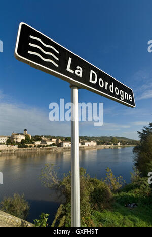 La Dordogna segno fiume a Castillon-la-Bataille un comune nel dipartimento della Gironda in Aquitania nel sud-ovest della Francia. Foto Stock