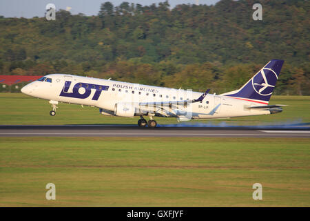 Wien Austria/Luglio 4, 2012:Embrear da lotto a WienAirport. Foto Stock