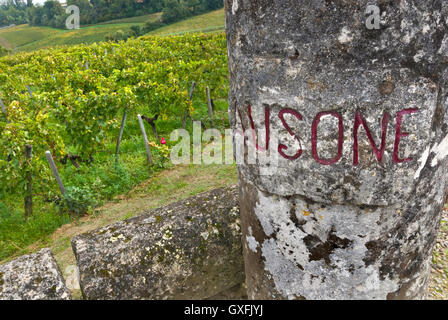 Marcatore di pietra pilastro in ingresso al Chateau Ausone vigneto, la produzione di vino di Bordeaux Saint-Émilion denominazione Bordeaux Francia Foto Stock