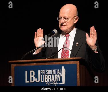 Direttore della National Intelligence James Clapper partecipa a un panel di discussione presso la LBJ Presidential Library Settembre 16, 2015 in Austin, Texas. Foto Stock