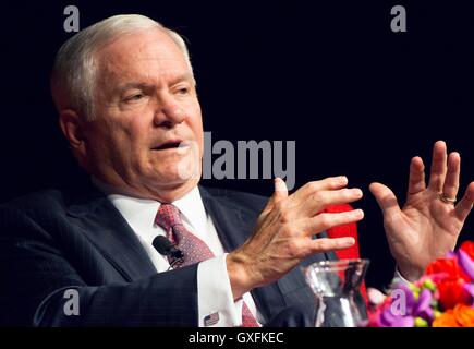 Ex U.S. Il Segretario della Difesa Il dottor Robert Gates conferenze durante una discussione al LBJ Presidential Library 28 gennaio 2016 ad Austin, Texas. Foto Stock