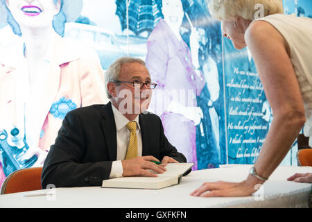 Autore Michael Morton segni un libro durante un programma presso la LBJ Presidential Library Settembre 30, 2014 in Austin, Texas. Morton fu esonerato nel 2011 dopo aver trascorso quasi 25 anni in una contea di Williamson prigione dopo essere stato ingiustamente condannato per omicidio di sua moglie. Foto Stock