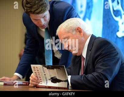 Ex U.S. Il Segretario della Difesa Il dottor Robert Gates i segni del suo nuovo libro presso la LBJ Presidential Library 28 gennaio 2016 ad Austin, Texas. Foto Stock