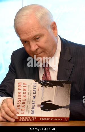 Ex U.S. Il Segretario della Difesa Il dottor Robert Gates i segni del suo nuovo libro presso la LBJ Presidential Library 28 gennaio 2016 ad Austin, Texas. Foto Stock