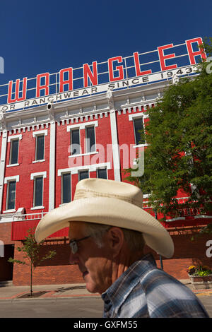 Un cowboy passeggiate passato il Wrangler western usura store Luglio 23, 2015 in Cheyenne Wyoming. Il negozio aperto nel 1943 è il più grande usura occidentale outfitter in America. Foto Stock