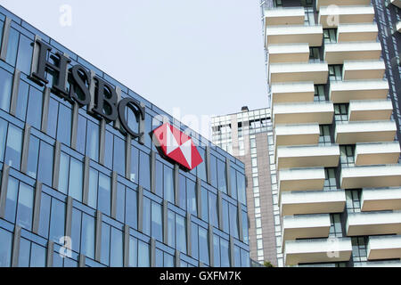 Un segno del logo al di fuori di una struttura occupata da HSBC Bank a Milano il 3 settembre 2016. Foto Stock