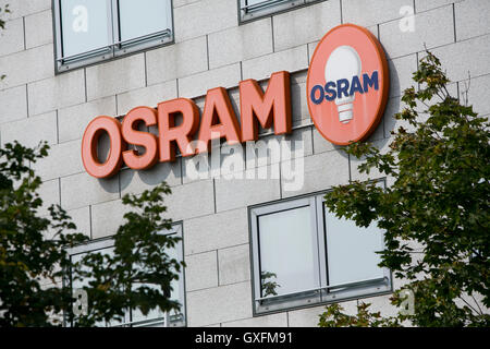 Un logo segno al di fuori della struttura occupata da Osram a Milano il 3 settembre 2016.