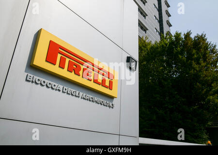 Un logo segno al di fuori della sede di Pirelli & C. SpA di Milano, in Italia il 3 settembre 2016. Foto Stock