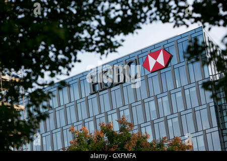 Un segno del logo al di fuori di una struttura occupata da HSBC Bank a Milano il 3 settembre 2016. Foto Stock