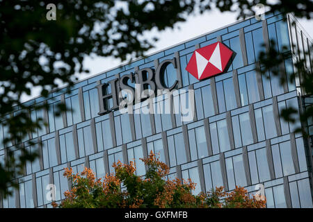 Un segno del logo al di fuori di una struttura occupata da HSBC Bank a Milano il 3 settembre 2016. Foto Stock