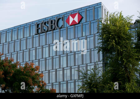 Un segno del logo al di fuori di una struttura occupata da HSBC Bank a Milano il 3 settembre 2016. Foto Stock