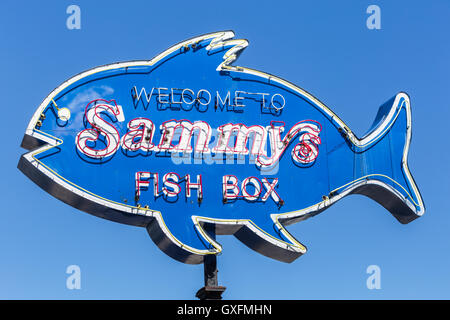 Un pesce a forma di segno al neon si compiace diners di Sammy pesce della scatola, un ristorante di pesce in città isola nel Bronx, New York City. Foto Stock