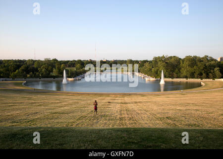 Vista del Gran bacino nel Forest Park. Uomo nero formazione, acceso in salita. Parco urbano di San Louis nel Missouri. La Midwest, STATI UNITI D'AMERICA Foto Stock