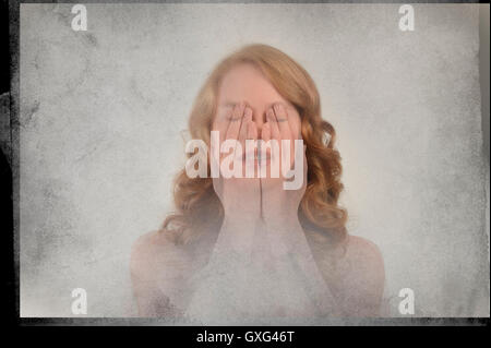 Doppia esposizione della donna caucasici che ricopre la faccia con le mani Foto Stock