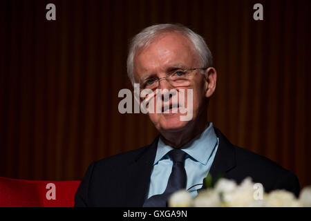 Ex Governatore Nebraskan e U.S. Il senatore Bob Kerrey partecipa a un panel di discussione sulla guerra del Vietnam presso la LBJ Presidential Library Aprile 28, 2016 in Austin, Texas. Kerrey ha ricevuto una medaglia d'onore per il suo servizio come un Navy SEAL in Vietnam. Foto Stock