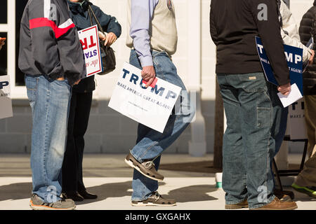 I sostenitori del miliardario e GOP candidato presidenziale Donald Trump attendere in linea per assistere ad un rally Febbraio 19, 2016 in Myrtle Beach, Carolina del Sud. Il repubblicano voto primario in Carolina del Sud si svolge sabato, Febbraio 20th. Foto Stock