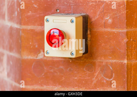 Porta di emergenza rilasciare il pulsante rosso con luce Foto Stock