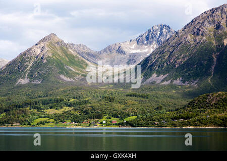 Ripide montagne sull isola Grytoya, Troms County, a nord della Norvegia a nord del Circolo Polare Artico Foto Stock