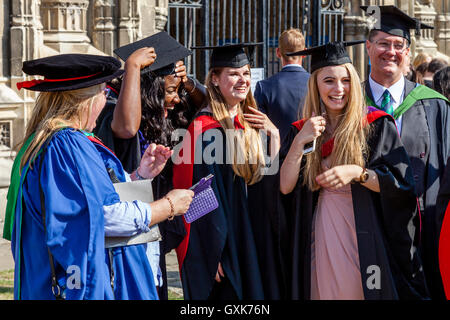 I laureati da Canterbury Christ Church University presso la loro cerimonia di laurea, Cattedrale di Canterbury, Canterbury, Regno Unito Foto Stock