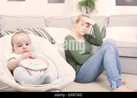 Nuova giovane madre che soffre di depressione post-parto Foto Stock