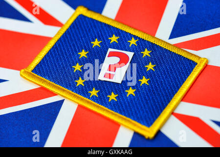 Fahne von UE und GroÃŸbritannien mit Fragezeichen, Symbolfoto UE-Referendum Foto Stock