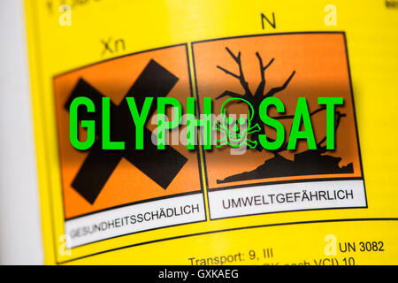 Warnlabel bei Unkrautvernichtungsmittel mit Glyphosat Foto Stock