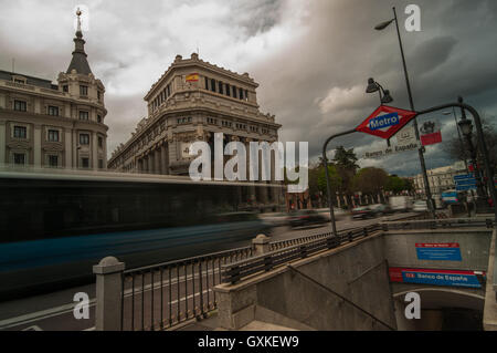 Traffico passato impetuoso Banco de Espana la stazione della metropolitana di Madrid in Spagna Foto Stock