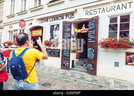 I turisti a scattare foto di John Lennon pub ingresso in Praga, Repubblica Ceca Foto Stock