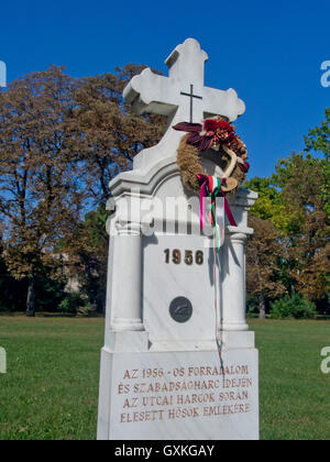 Tombe dei giovani che sono morti quando le truppe dall'Unione Sovietica schiacciato la rivoluzione ungherese contro la dominazione sovietica del 23 ottobre 1956, 60 anni fa. Il cimitero di Kerepesi.Budapest. Ungheria Foto Stock