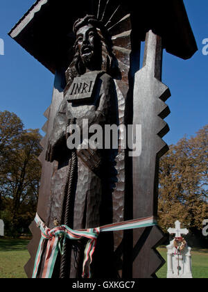 Tombe dei giovani che sono morti quando le truppe dall'Unione Sovietica schiacciato la rivoluzione ungherese contro la dominazione sovietica del 23 ottobre 1956, 60 anni fa. Il cimitero di Kerepesi.Budapest. Ungheria Foto Stock