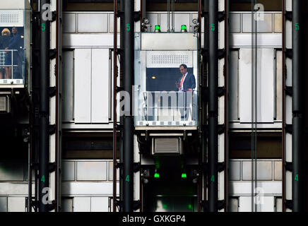 Londra, Inghilterra, Regno Unito. Ascensori di vetro in Lloyd's Insurance edificio della città. Foto Stock