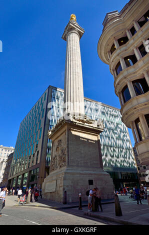 Londra, Inghilterra, Regno Unito. Un monumento al Grande Incendio di Londra (Sir Christopher Wren; 1677) in corrispondenza della giunzione di monumento Street e... Foto Stock