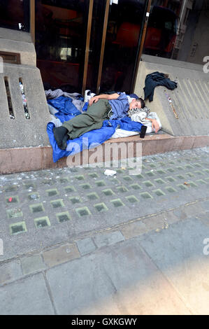 Londra, Inghilterra, Regno Unito. Senzatetto uomo dorme in un portale in Whitehall, non lontano da Downing Street Foto Stock