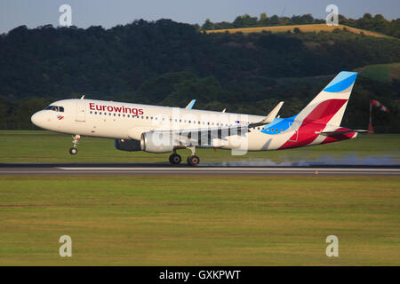 Wien Austria/Agosto 9, 2016: Airbus A320 da Germanwings Air in atterraggio a Vienna Airport. Foto Stock