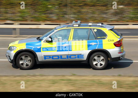 Auto della polizia guida vicino a London Heathrow Airport, Regno Unito Foto Stock