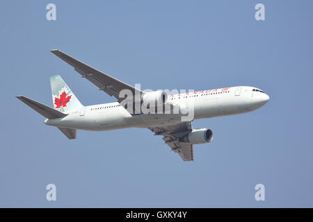 Air Canada Boeing 767-38E(ER) C-GBZR uscire dall'Aeroporto Heathrow di Londra, Regno Unito Foto Stock