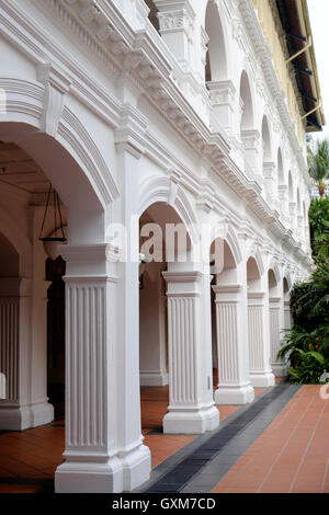 In stile coloniale e terrazza, Raffles Hotel, Singapore Foto Stock