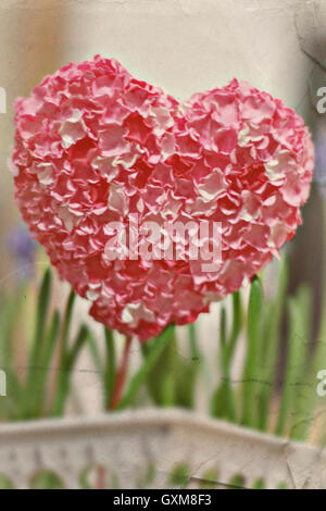 Modello in carta rosa cuore in un vaso di fiori Foto Stock