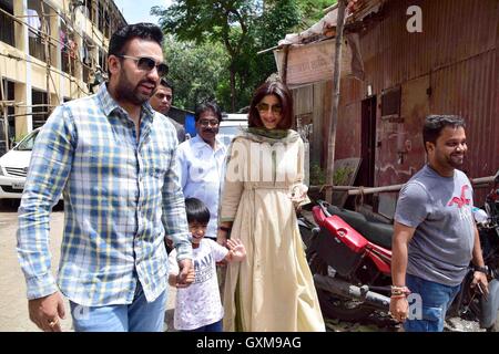 Attore di Bollywood Shilpa Shetty Raj Kundra figlio tramiteuna Murtikar Santosh Kambli Workshop idolo Chinchpokli dio Ganesh Mumbai Foto Stock