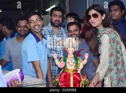 Attore di Bollywood Shilpa Shetty Raj Kundra Murtikar Santosh Kambli Workshop idolo Chinchpokli dio Ganesh Mumbai Foto Stock