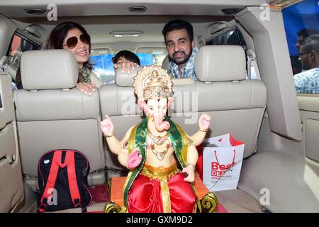 Attore di Bollywood Shilpa Shetty Raj Kundra Murtikar Santosh Kambli Workshop in Chinchpokli idolo dio Ganesh Mumbai Foto Stock