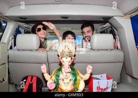 Attore di Bollywood Shilpa Shetty Raj Kundra tramiteuna Murtikar Santosh Kambli Workshop in Chinchpokli idolo dio Ganesh Mumbai Foto Stock